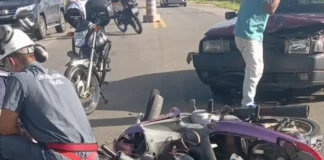 Acidente entre motocicleta e carro é registrado na Avenida Capitão Barduíno
