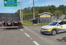 Carreta é interceptada com tubos furtados da Sabesp na Rodovia Dom Pedro I