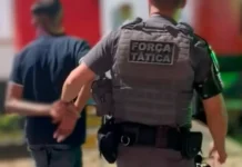 Casa cai após denúncia e polícia encontra ‘combo completo’ do tráfico