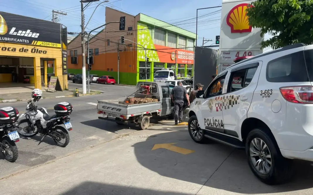 Dois são detidos com carro furtado no centro de Bragança Paulista