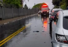 Motociclista é socorrido pelo SAMU após acidente de trânsito