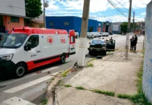 Motorista perde controle e atinge poste na Avenida Euzébio Savaio