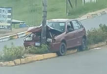 Motorista perde controle e bate em árvore na zona norte de Bragança Paulista