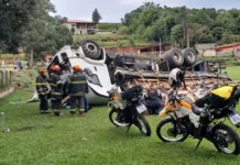 Motorista perde o controle e caminhão tomba dentro do Campo do Bacci
