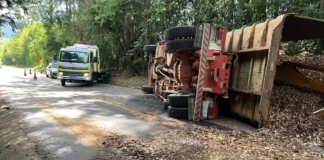 Acidente com carga de serragem interdita pista por mais de três horas em Piracaia