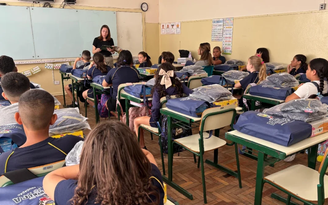 Bragança Paulista inicia ano letivo com uniformes, kits escolares e apostilas no 1º dia