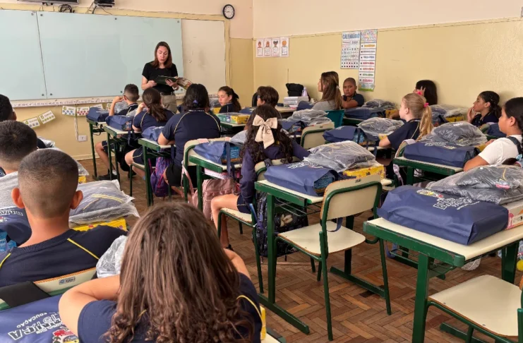 Bragança Paulista inicia ano letivo com uniformes, kits escolares e apostilas no 1º dia