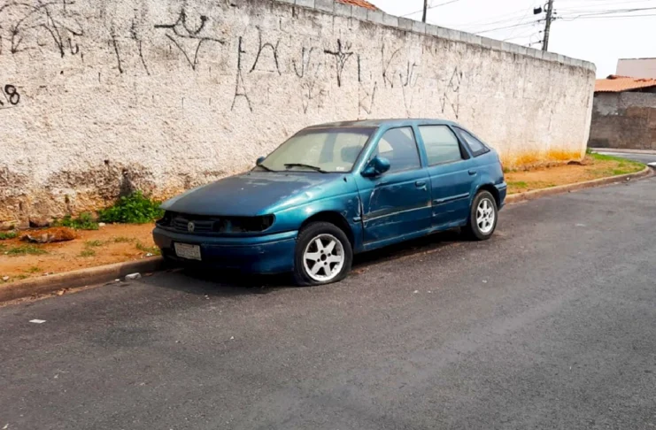 Carros abandonados em Bragança Paulista podem ser denunciados à Prefeitura