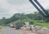 Carreta carregada com pisos de cerâmica tomba na Rodovia Alkindar Monteiro Junqueira