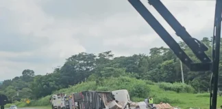 Carreta carregada com pisos de cerâmica tomba na Rodovia Alkindar Monteiro Junqueira
