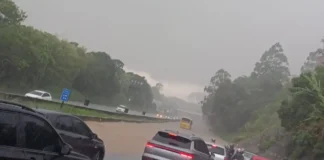 Chuva forte gera pontos de alagamento e congestionamento na Rodovia