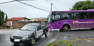 Colisão entre ônibus e veículo deixa motorista ferido em Bragança Paulista