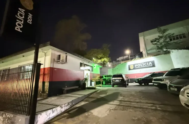 Homem agride companheira, vai dormir e é acordado pela polícia para ser preso no Jardim São Miguel