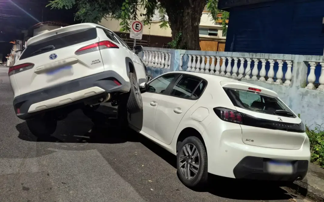 Homem é levado ao plantão após bater carro de cliente durante a madrugada