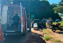 Homem fica ferido após colisão entre carro e moto no Jardim São Miguel