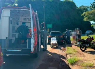 Homem fica ferido após colisão entre carro e moto no Jardim São Miguel