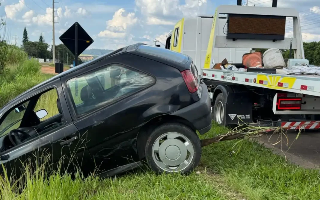 Motorista perde controle e veículo sai da pista na Capitão Barduino