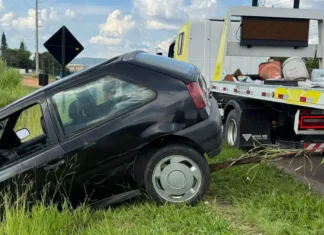 Motorista perde controle e veículo sai da pista na Capitão Barduino