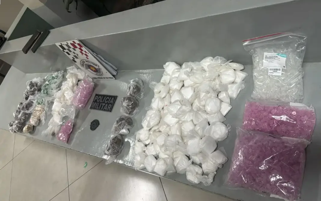 Polícia Militar prende dois por tráfico e apreende mais de 3 mil porções de drogas em Amparo