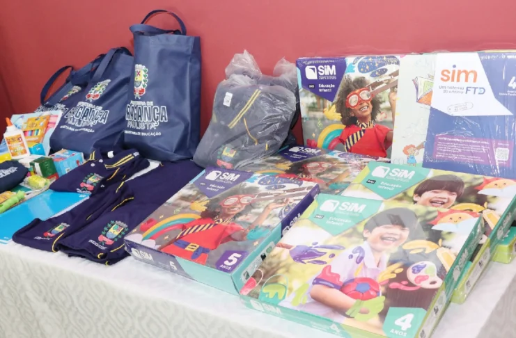 Prefeitura de Bragança Paulista apresenta uniformes e kits escolares para 2026