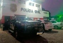 Solto após primeira ocorrência, homem retorna à casa da vítima, arromba porta e é preso novamente