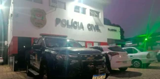 Solto após primeira ocorrência, homem retorna à casa da vítima, arromba porta e é preso novamente