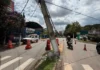 Acidente com caminhão deixa poste pendurado; motorista foge do local em Bragança Paulista