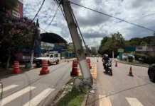 Acidente com caminhão deixa poste pendurado; motorista foge do local em Bragança Paulista