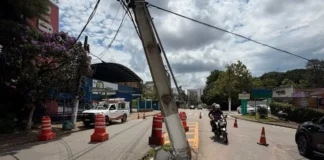 Acidente com caminhão deixa poste pendurado; motorista foge do local em Bragança Paulista