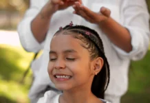 Curso de tranças afro ensina história e técnica para crianças em Bragança Paulista