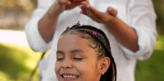 Curso de tranças afro ensina história e técnica para crianças em Bragança Paulista