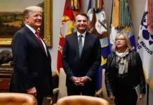 Defesa de Bolsonaro pede ao STF autorização para visita de integrante do governo Trump na Papudinha