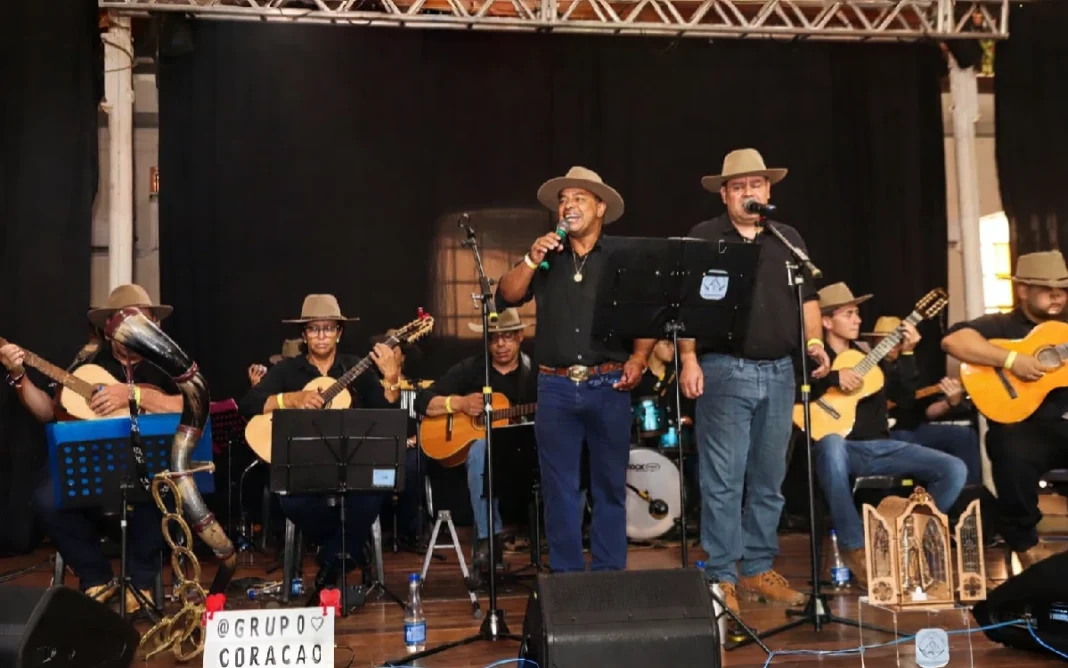 Feira Noturna do Posto de Monta terá show do grupo Coração Violeiro
