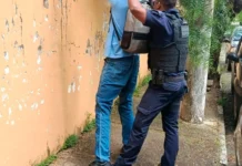 Homem é detido por descumprimento de medida protetiva e suspeita de perseguição