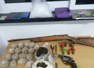 Homem é preso com armas e 425 porções de drogas após denúncia em Atibaia