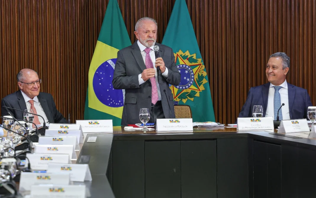 Lula confirma Alckmin como vice em chapa e faz críticas ao sistema político