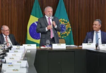 Lula confirma Alckmin como vice em chapa e faz críticas ao sistema político
