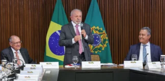 Lula confirma Alckmin como vice em chapa e faz críticas ao sistema político