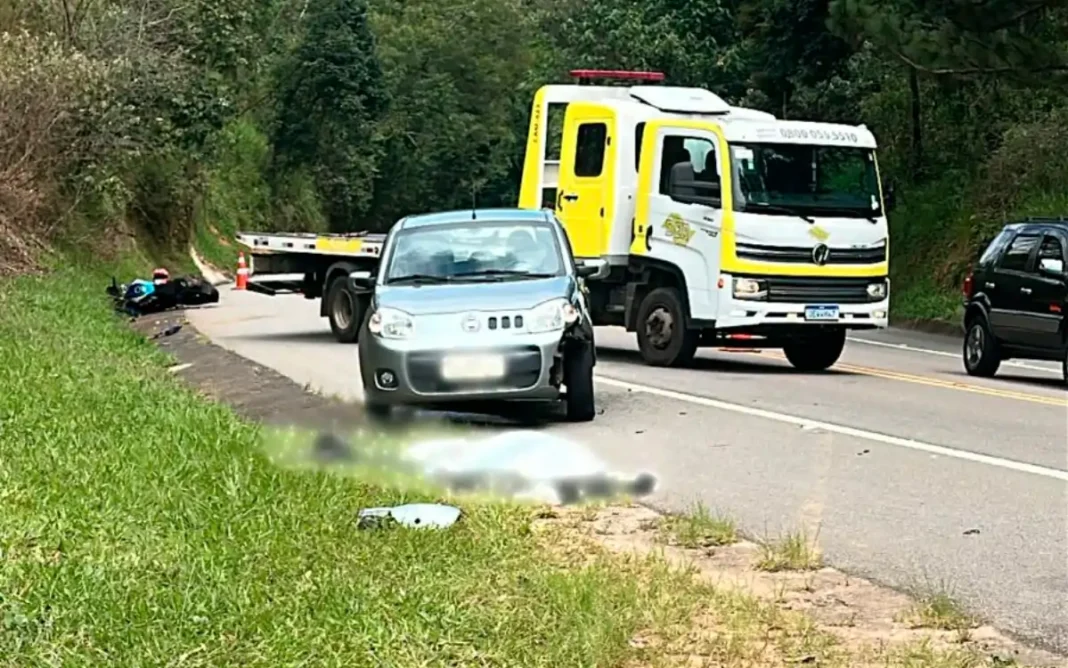 Motociclista morre após perder o controle e ser atingido por veículo