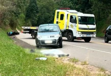 Motociclista morre após perder o controle e ser atingido por veículo