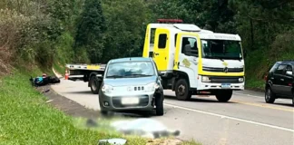 Motociclista morre após perder o controle da moto e atingir veículo