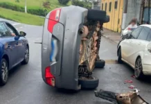 Motorista perde controle e bate em dois carros estacionados