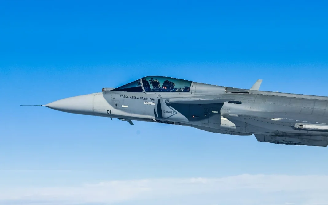 Primeiro caça Gripen produzido no Brasil é apresentado em SP