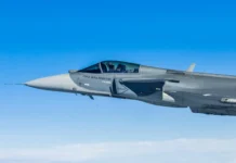 Primeiro caça Gripen produzido no Brasil é apresentado em SP