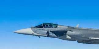 Primeiro caça Gripen produzido no Brasil é apresentado em SP
