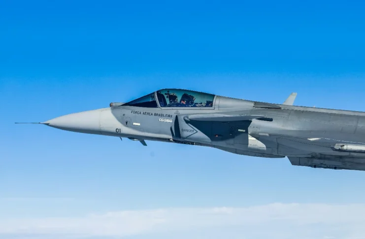 Primeiro caça Gripen produzido no Brasil é apresentado em SP