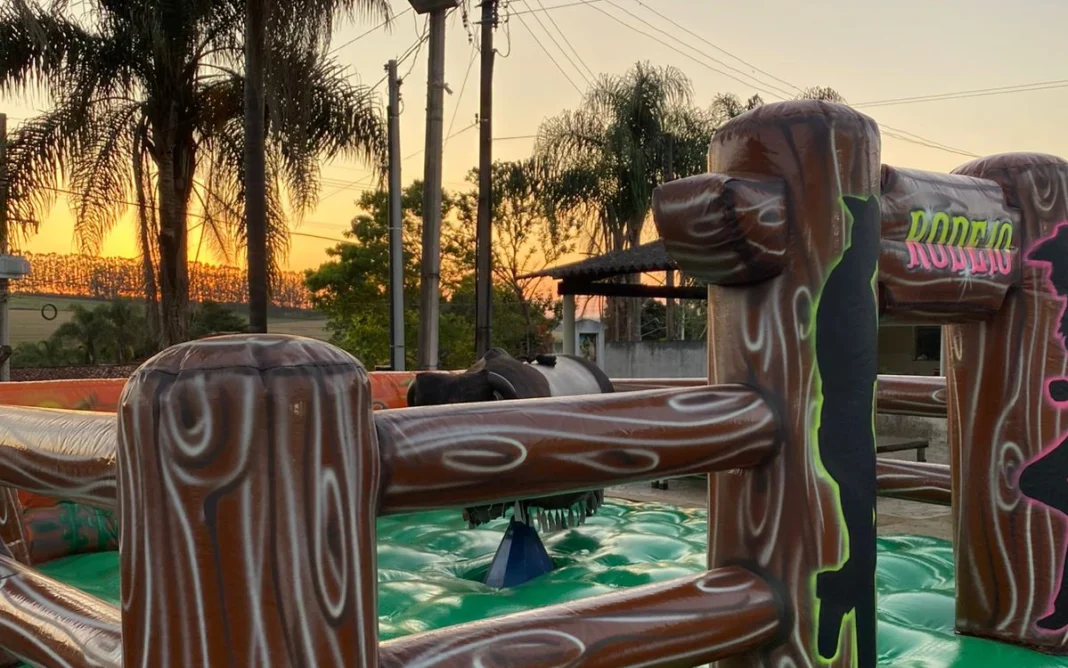 Touro mecânico anima edição especial da Feira Noturna no Posto de Monta