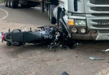 Acidente entre moto e caminhão deixa vítima grave em Piracaia