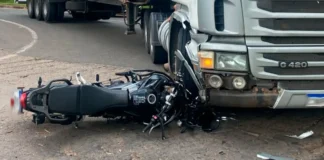 Acidente entre moto e caminhão deixa vítima grave em Piracaia
