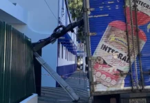 Caminhão colide contra poste no Centro e causa susto em moradores